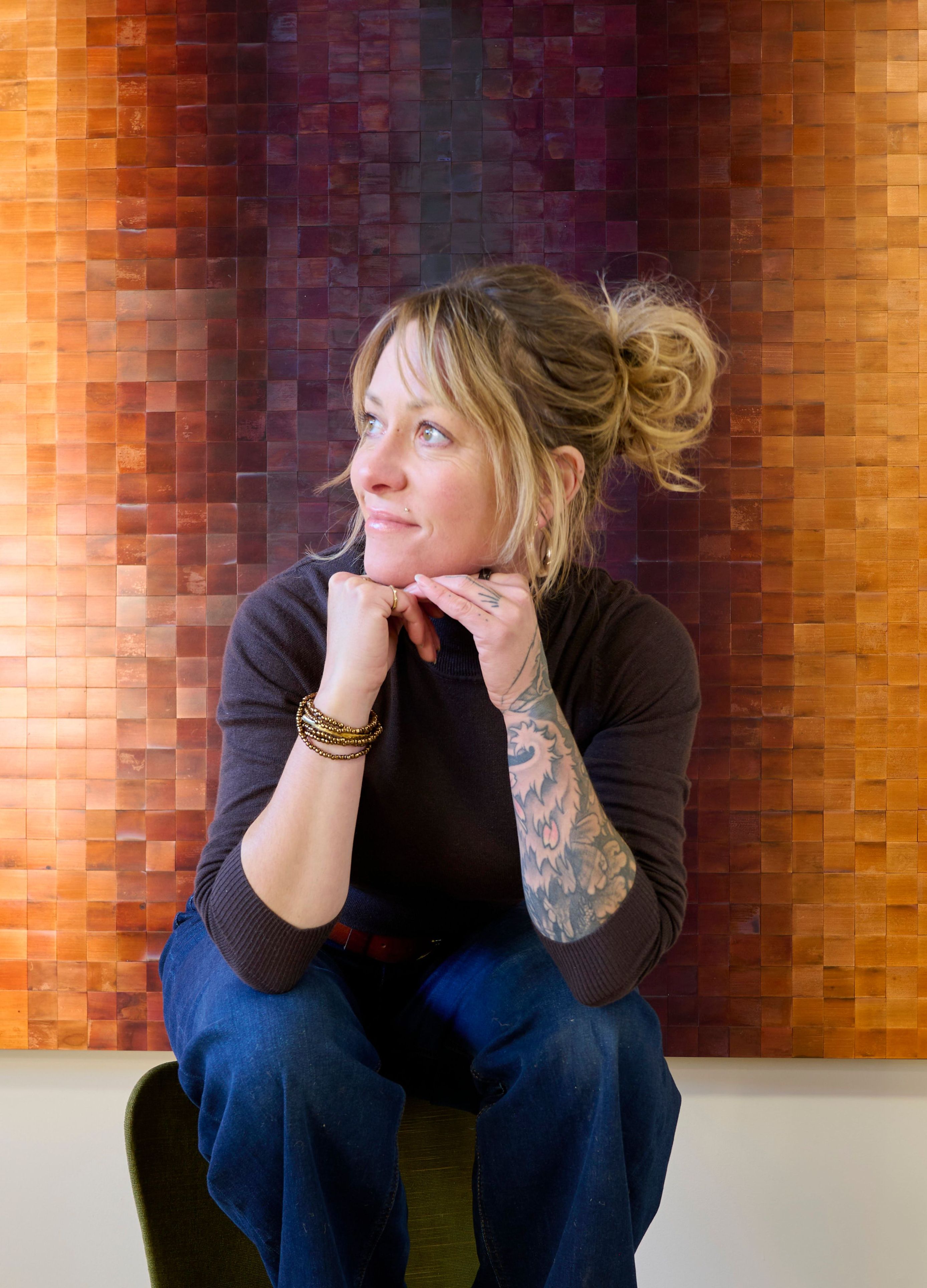 Sanne Terweij voor een van haar werken