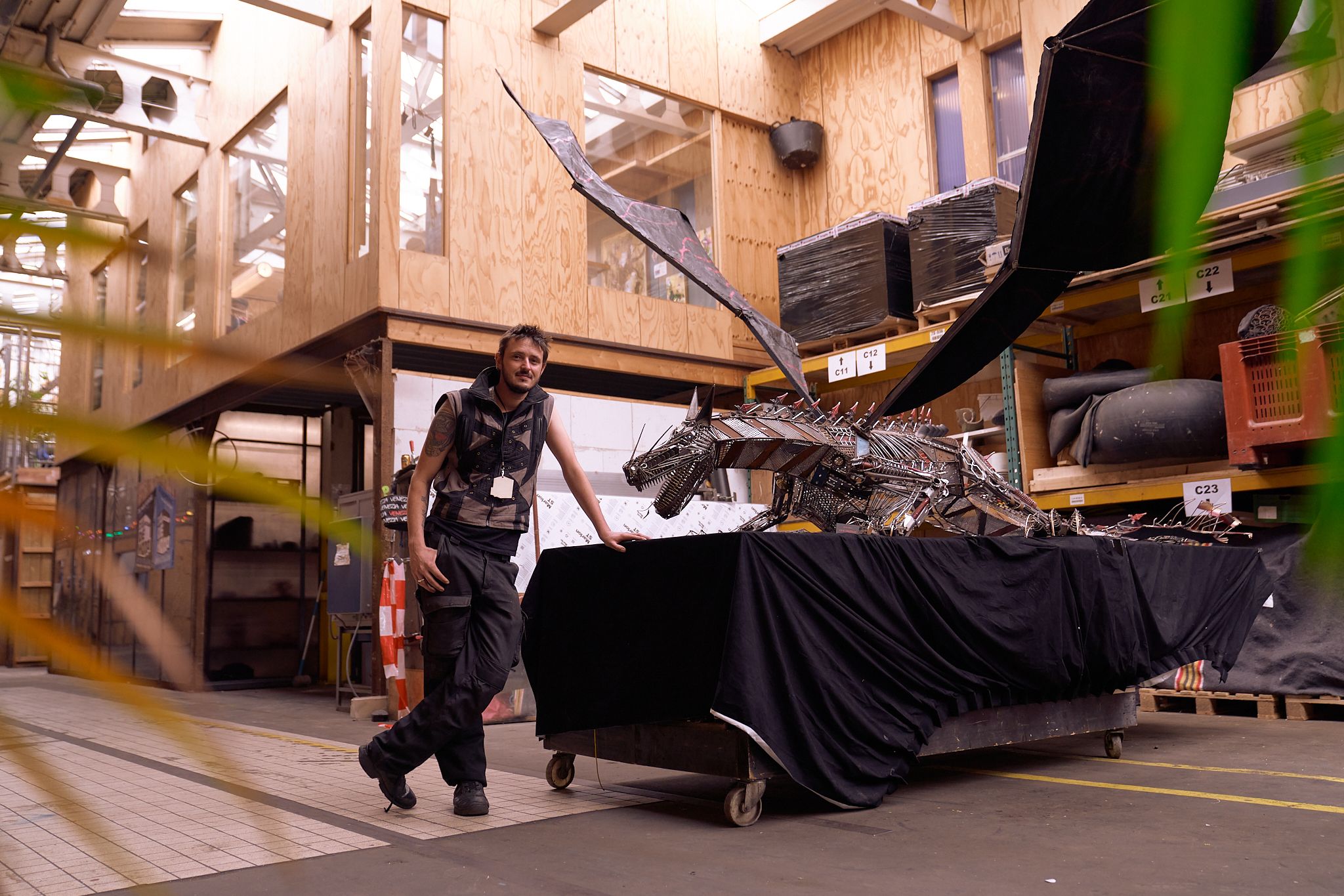 Remon met zijn kunstwerk bij de hoopening