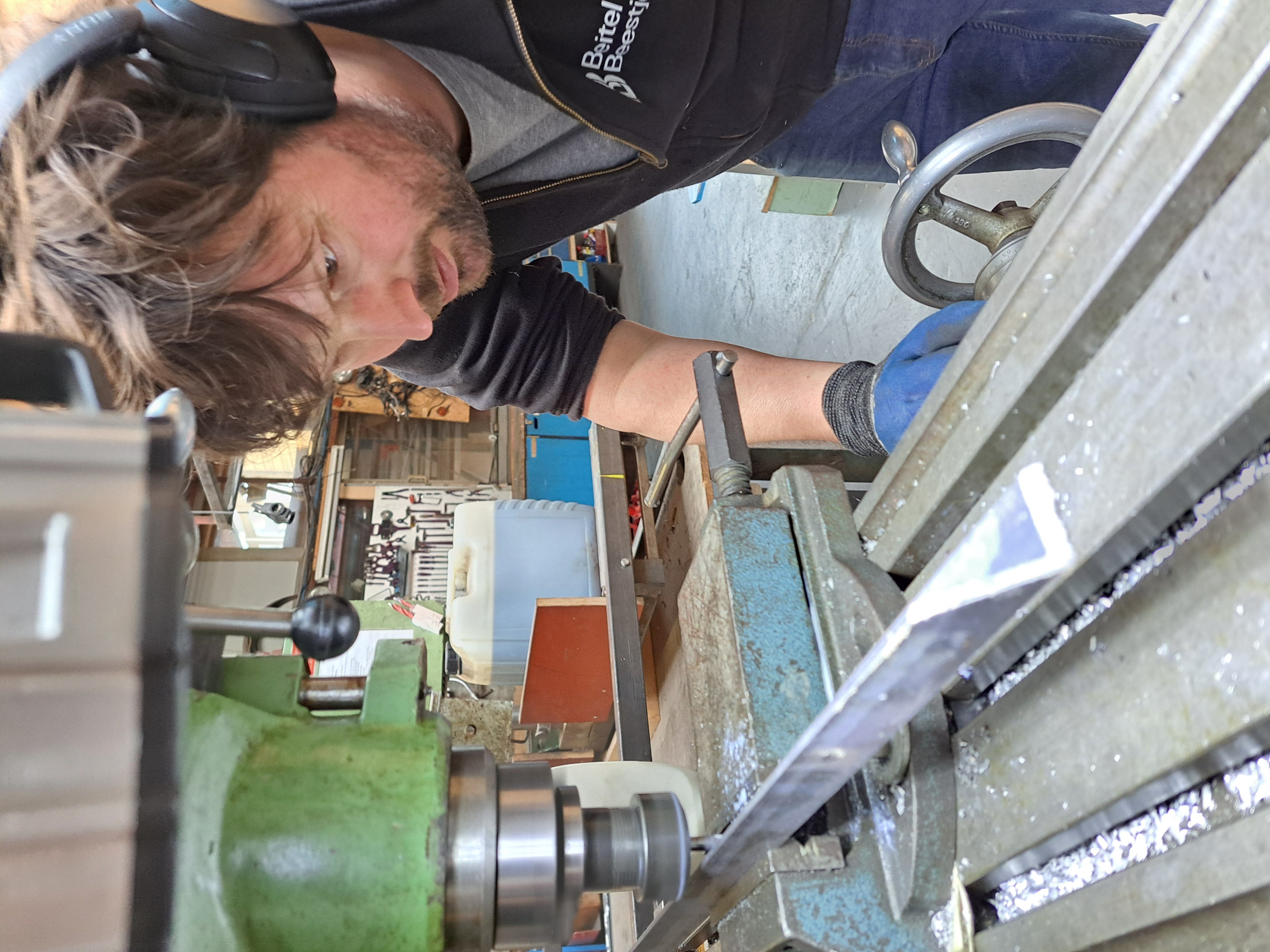 Stephan de Lange aan het werk in zijn atelier